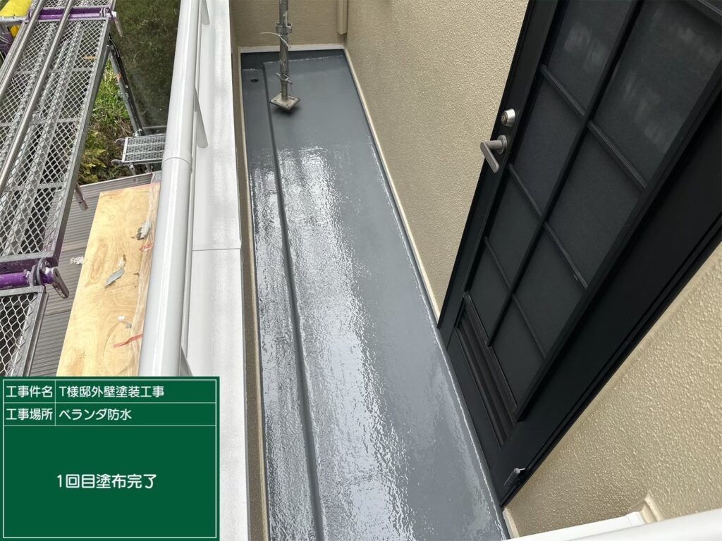 【ベランダ(バルコニー) 防水 中塗り後】<br />
防水中塗りが完了しました。建物を包み込む均一な厚みの防水層が形成され、次の上塗り工程へ進む準備が整いました。