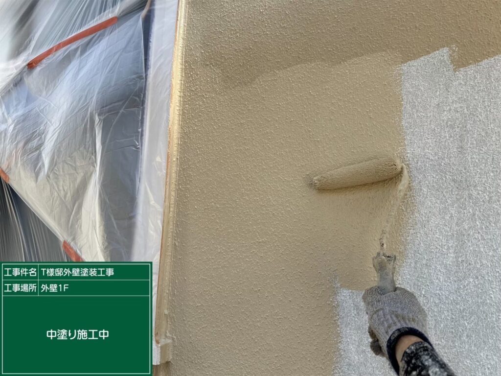 【外壁 中塗り施工中】<br />
mold baster2000を配合した高性能塗料で、中塗り（2回目の塗装）を進めていきます。職人の手で均一な厚み（塗膜）になるよう、ローラーを丁寧に転がしながら隙間なく塗り込んでいきます。