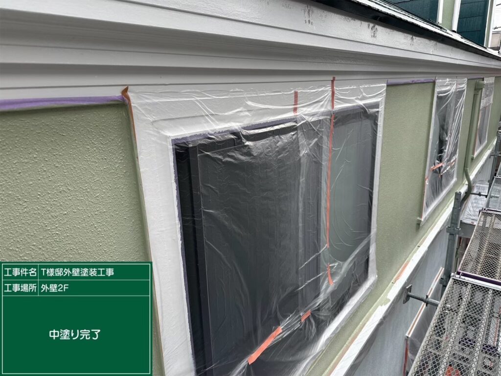 【外壁 中塗り施工後】<br />
外壁の中塗り工程が完了しました。この段階でも十分に美しい状態になりますが、ここからさらに仕上げの上塗りを重ねることで、耐久性と防水性に圧倒的な差が生まれます。