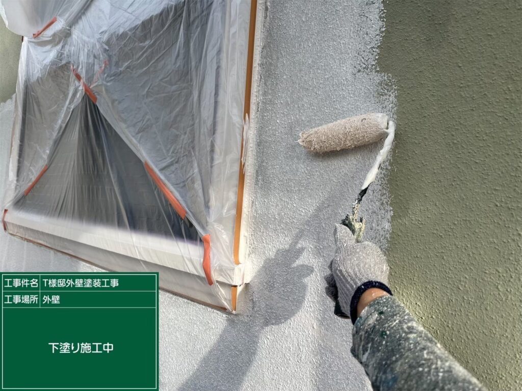 【外壁 下塗り施工中】<br />
外壁リフォームの第1ステップである下塗り（1回目の塗装）を行っています。傷んだ外壁材に下塗り材をたっぷりと染み込ませることで、これから塗り重ねる中塗り・上塗り塗料をガッチリと密着させるための極めて重要な土台作りです。<br />
