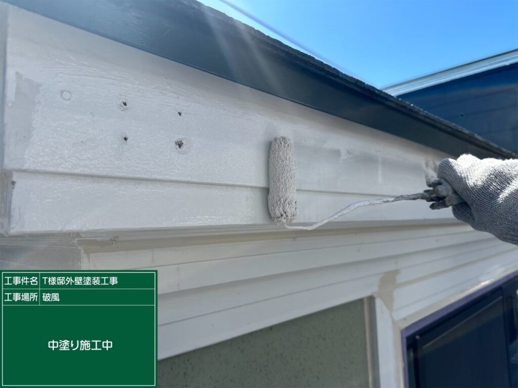 【鼻隠し・破風板 上塗り1回目】<br />
鼻隠しと破風板の上塗り1回目を行っています。屋根の先端で紫外線や雨風の影響をダイレクトに受けやすい場所のため、塗り残しのないよう細部まで丁寧に塗料を入れていきます。