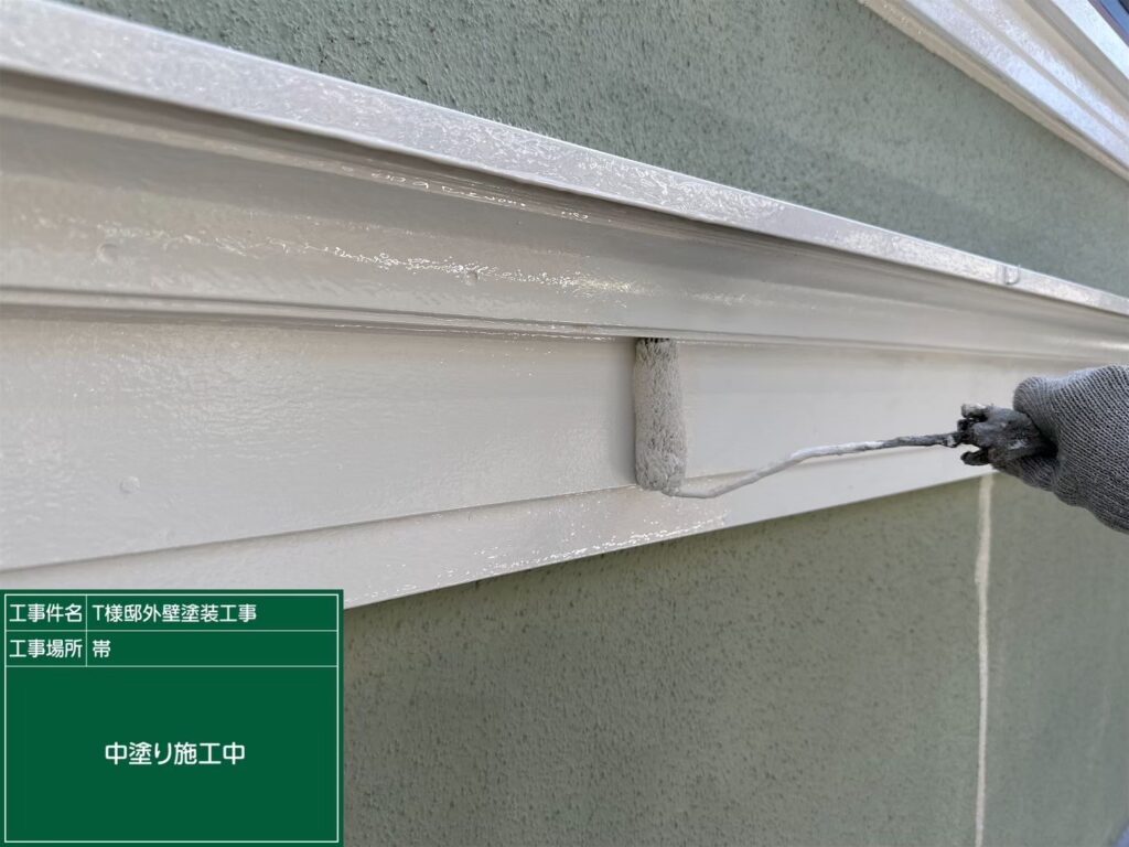 中塗りを行います。