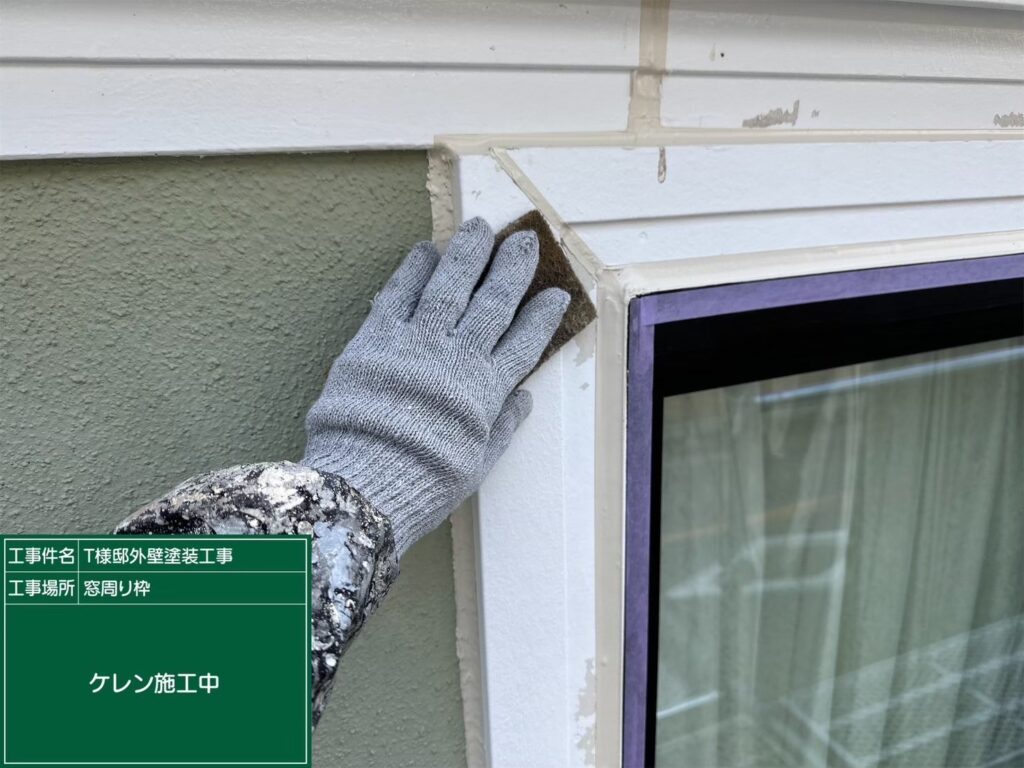 窓枠木部　ケレン<br />
素地調整を行います。