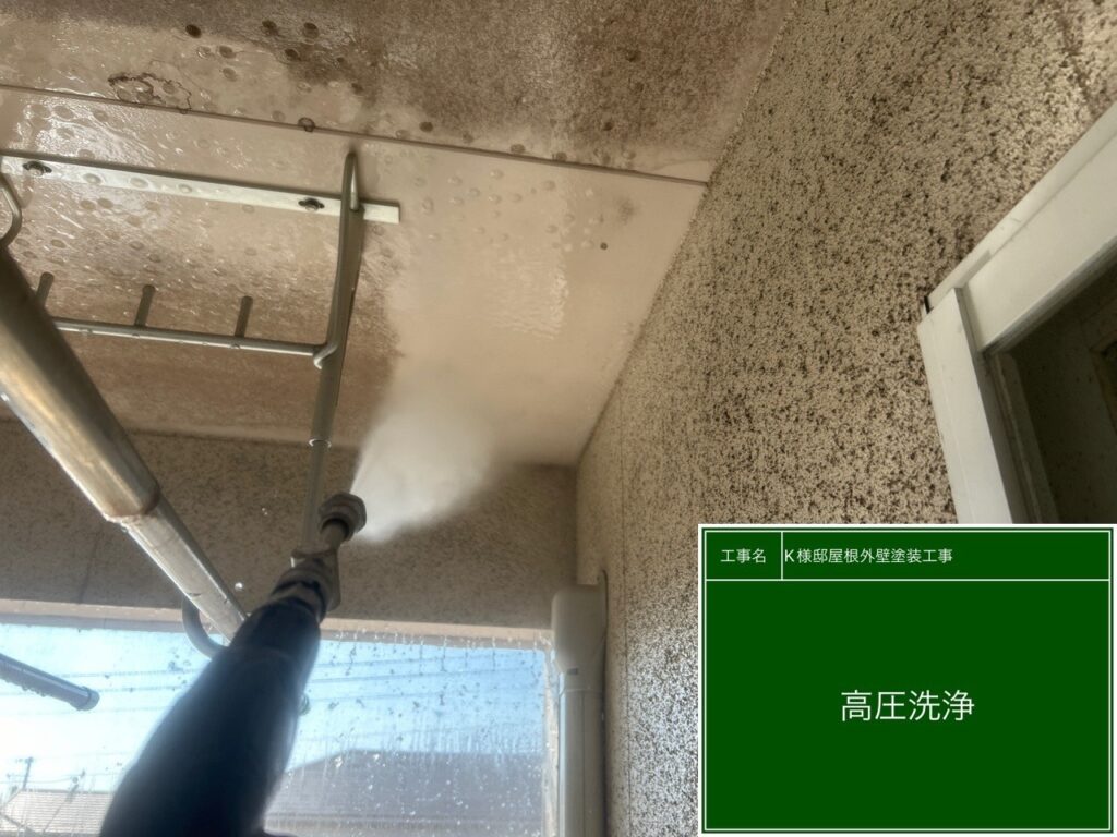 軒樋の高圧ジェット洗浄<br />
汚れカビが驚くほど落ちて気持ちが良いです✨　