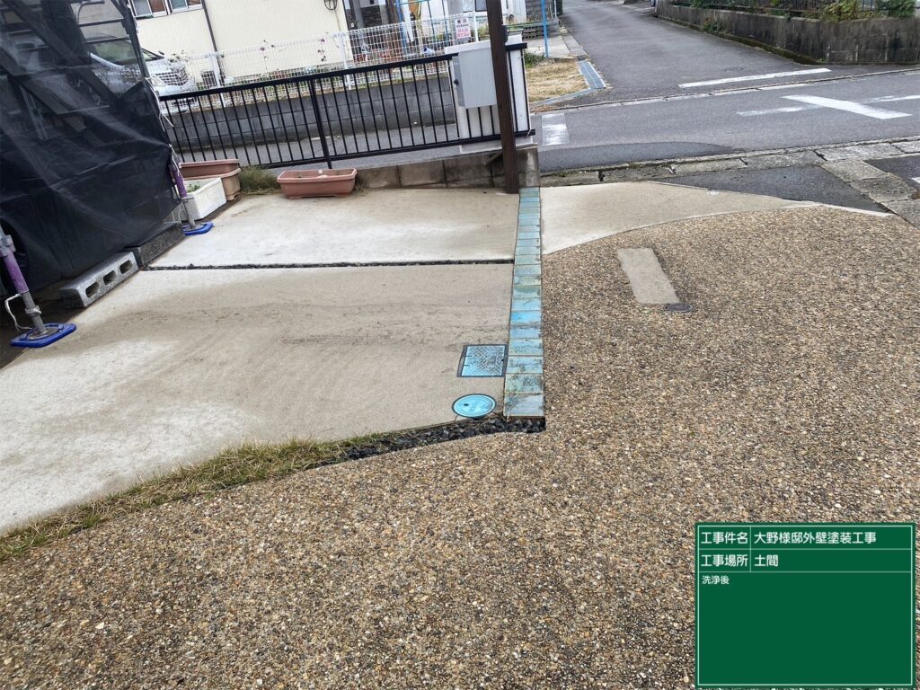 【バイオ液塗布後（反応待ち）】<br />
バイオ洗浄液を全体に行き渡らせた状態です。このまま少し時間を置くことで、こびりついたコケやカビの細胞を芯から分解させ、完全に死滅させます。<br />
