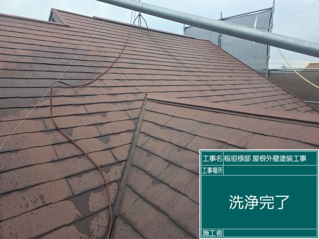 【高圧ジェット洗浄後】<br />
高圧洗浄の全工程が完了しました！頑固だったコケや汚れがきれいに落ち、お家本来の素地が顔を出しました。しっかりと乾燥させた後、次の塗装工程へと移ります。