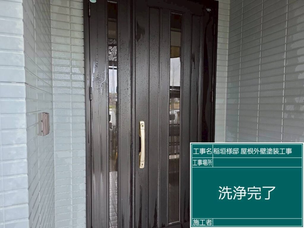 【高圧ジェット洗浄後】<br />
高圧洗浄の全工程が完了しました！頑固だったコケや汚れがきれいに落ち、お家本来の素地が顔を出しました。しっかりと乾燥させた後、次の塗装工程へと移ります。
