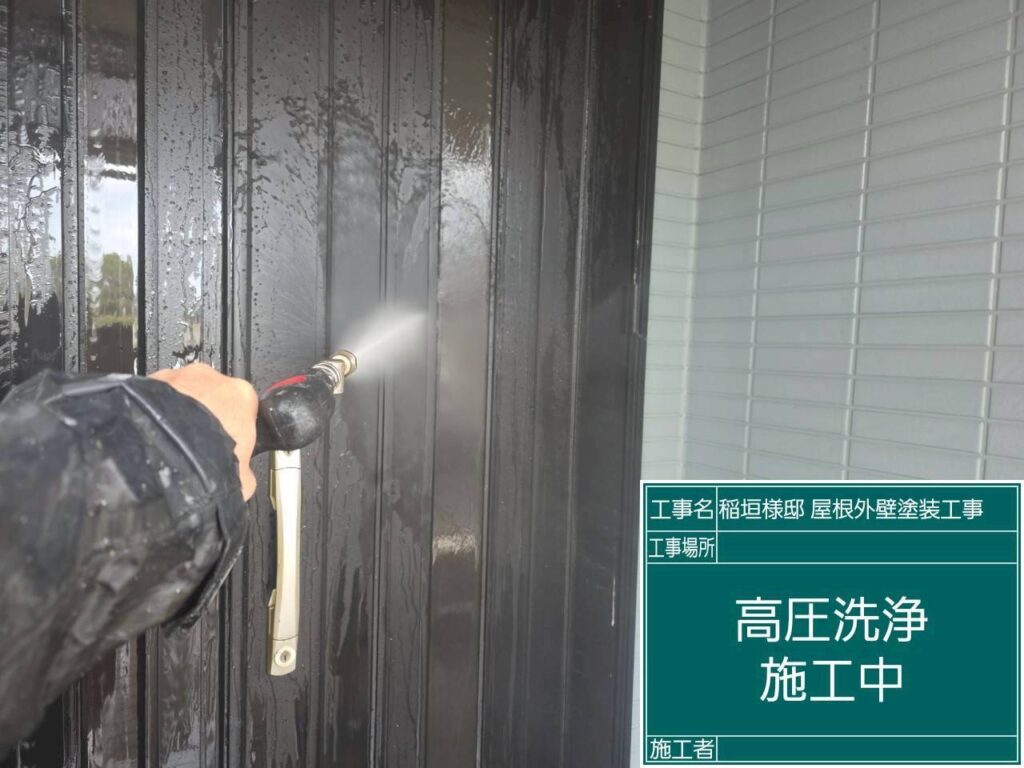 【高圧ジェット洗浄（清水すすぎ）】<br />
バイオ液によって浮き上がった汚れと薬剤を、強力な高圧ジェット（清水）で一気に洗い流していきます。この「すすぎ洗い」を徹底することが、最高の塗り替えリフォームの土台となります。