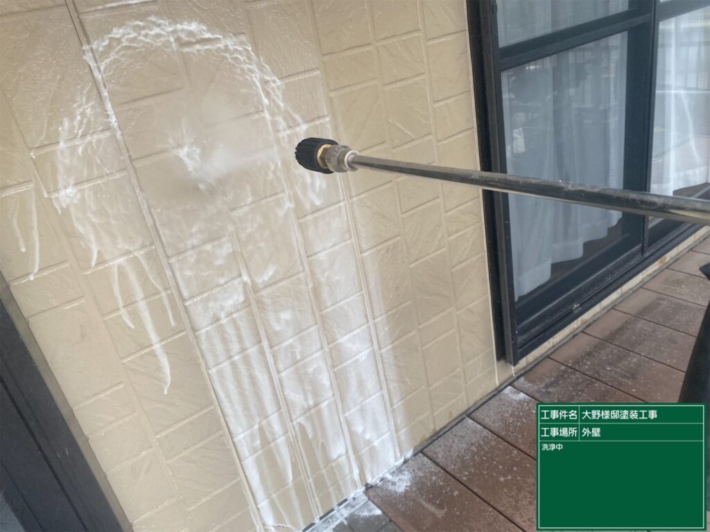 【外壁バイオ液塗布（高圧バイオ洗浄）】<br />
先ほど撹拌したバイオ洗浄水を高圧洗浄機で噴射し、お家全体に塗布しながら洗浄していきます。通常の水洗いでは落ちない目に見えない菌まで根こそぎ浮き上がらせます。<br />
