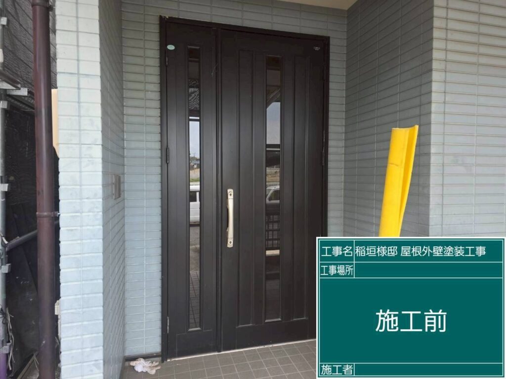 【高圧洗浄 施工前】<br />
洗浄を始める前の【玄関扉】の状態です。長年蓄積されたコケや排気ガスなどの頑固な汚れが付着しており、このままでは塗料が密着しないため、これらを一掃していきます。