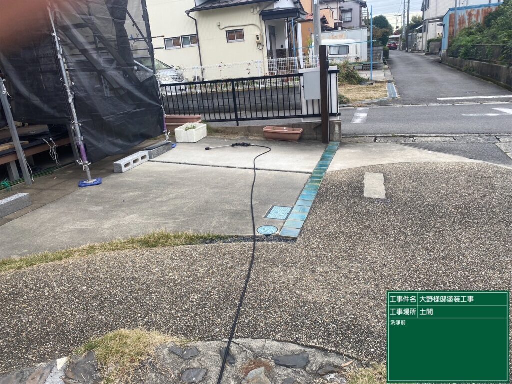 【高圧洗浄 施工前】<br />
洗浄を始める前の【土間コンクリート】の状態です。長年蓄積されたコケや排気ガスなどの頑固な汚れが付着しており、このままでは塗料が密着しないため、これらを一掃していきます。