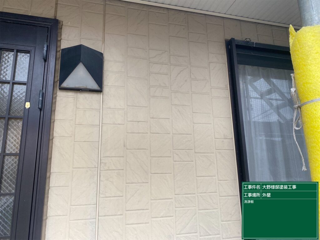 【シーリング工事 着手前】<br />
シーリングリフォームの施工前です。経年劣化によりゴム材が硬化し、ひび割れや隙間（肉やせ）が発生しています。この状態を放置すると雨漏りの原因になるため、高耐久なシーリング材へ打ち替えて建物の防水性を完全に復活させます。<br />
