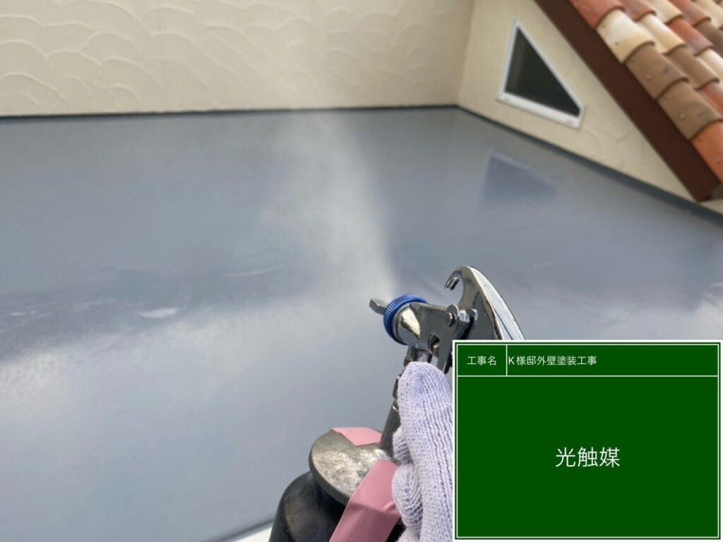 陸屋根防水面に仕上げ材の光触媒プロテクトコーティング（クリスタルシーズンtg）を塗布します