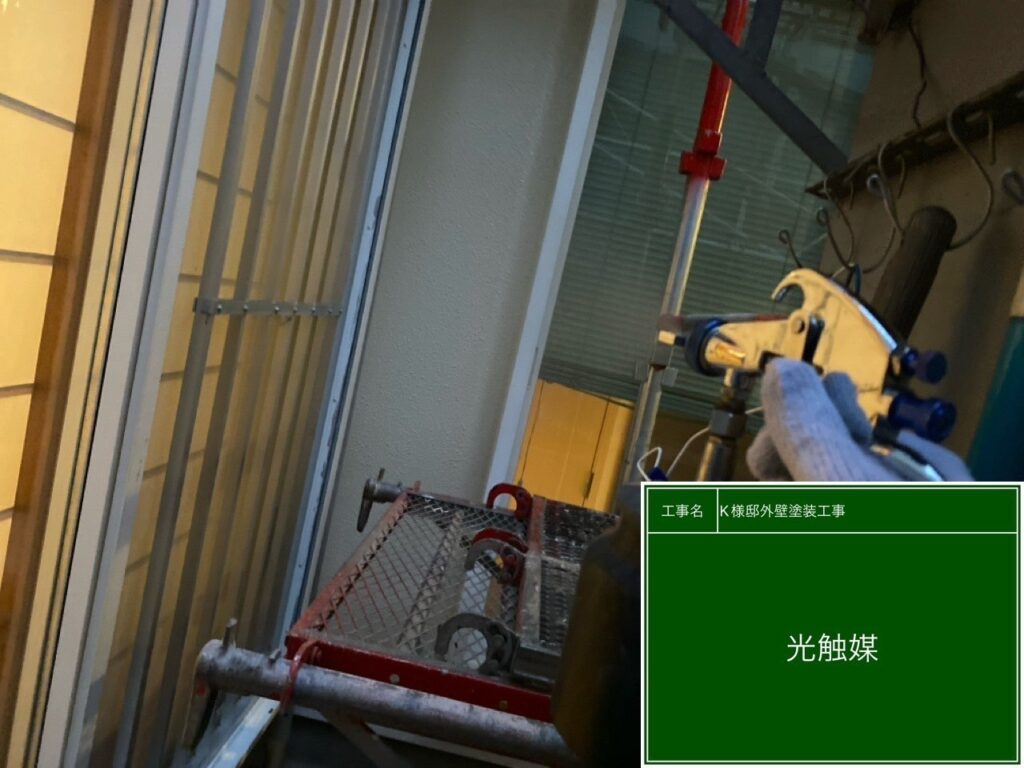 窓・窓周りに仕上げ材の光触媒プロテクトコーティング（クリスタルシーズンtg）を塗布します