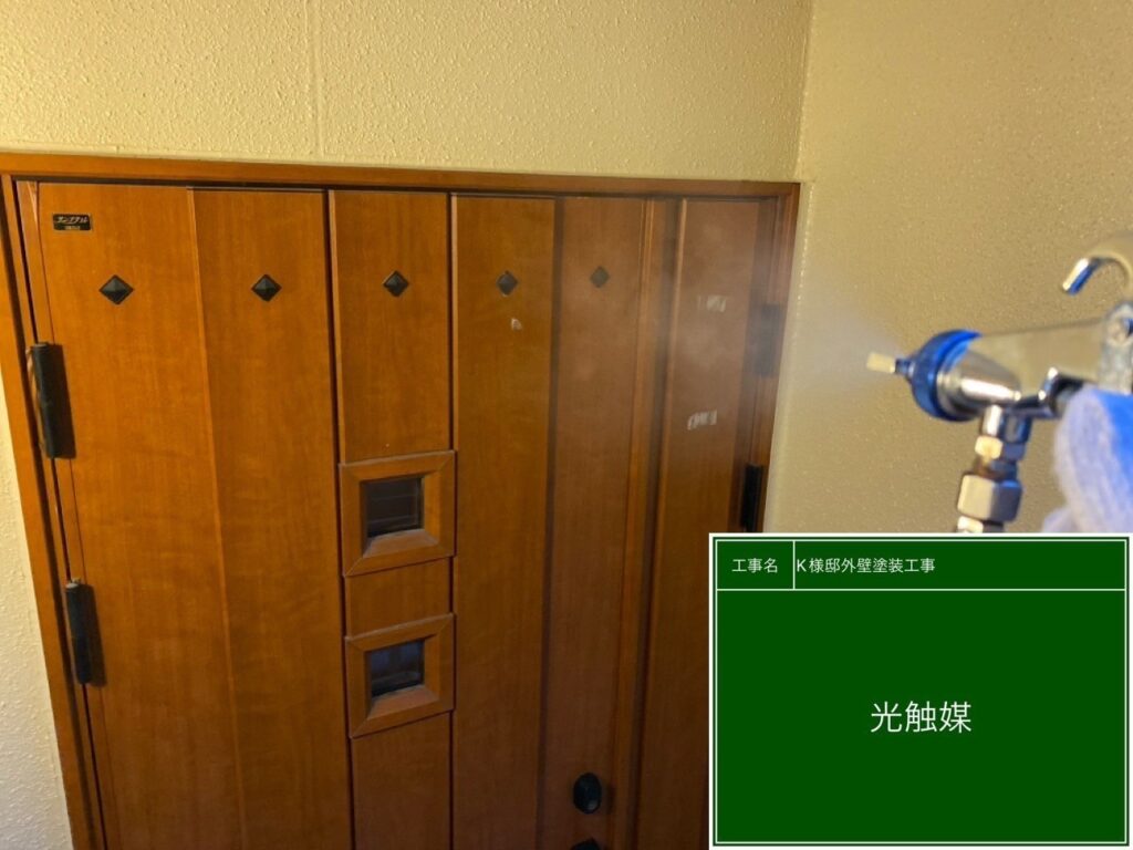 玄関扉に仕上げ材の光触媒プロテクトコーティング（クリスタルシーズンtg）を塗布します