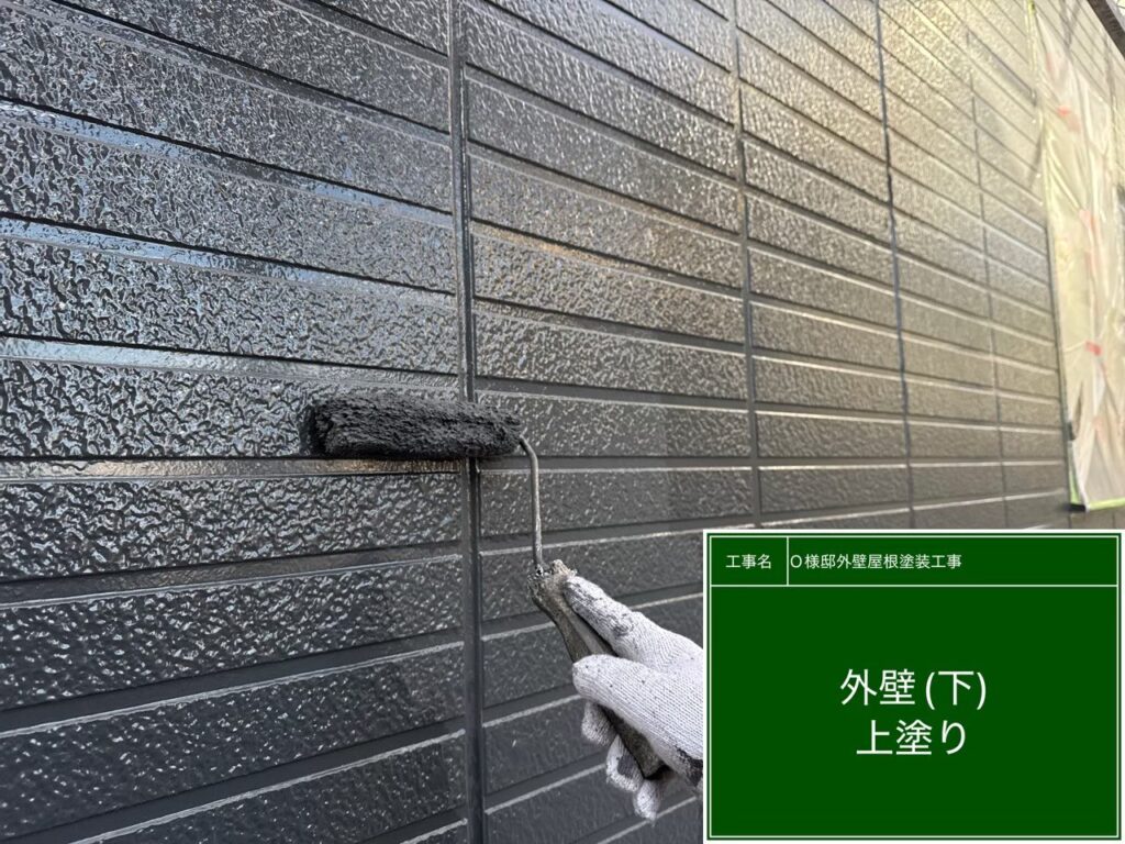 【外壁 上塗り施工中】<br />
外壁塗装の最終仕上げとなる上塗り（3回目の塗装）を行っています。こちらの中塗り同様、mold baster2000を贅沢に配合した高級塗料をもう一度重ねる「計3回塗り」を徹底することで、紫外線や雨風に何年も負けない最高強度の肉厚な塗膜を作り上げていきます。