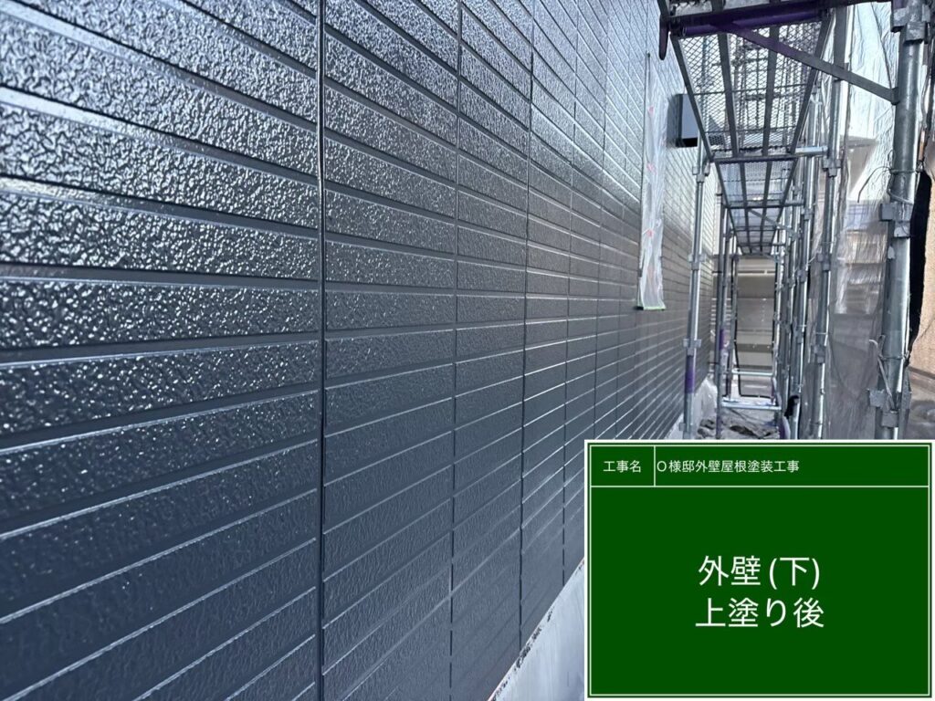 【外壁 上塗り施工後（仕上げ完了）】<br />
外壁の上塗り（仕上げ塗装）がすべて完了しました！塗料の性能を極限まで高めるmold baster2000の投入・撹拌工程と、サイツ建匠の職人による精密な3回塗りによって、新築時のような輝きと、数年先までカビやコケを一切寄せ付けない圧倒的な耐久性を備えた美しい外壁へと生まれ変わりました。