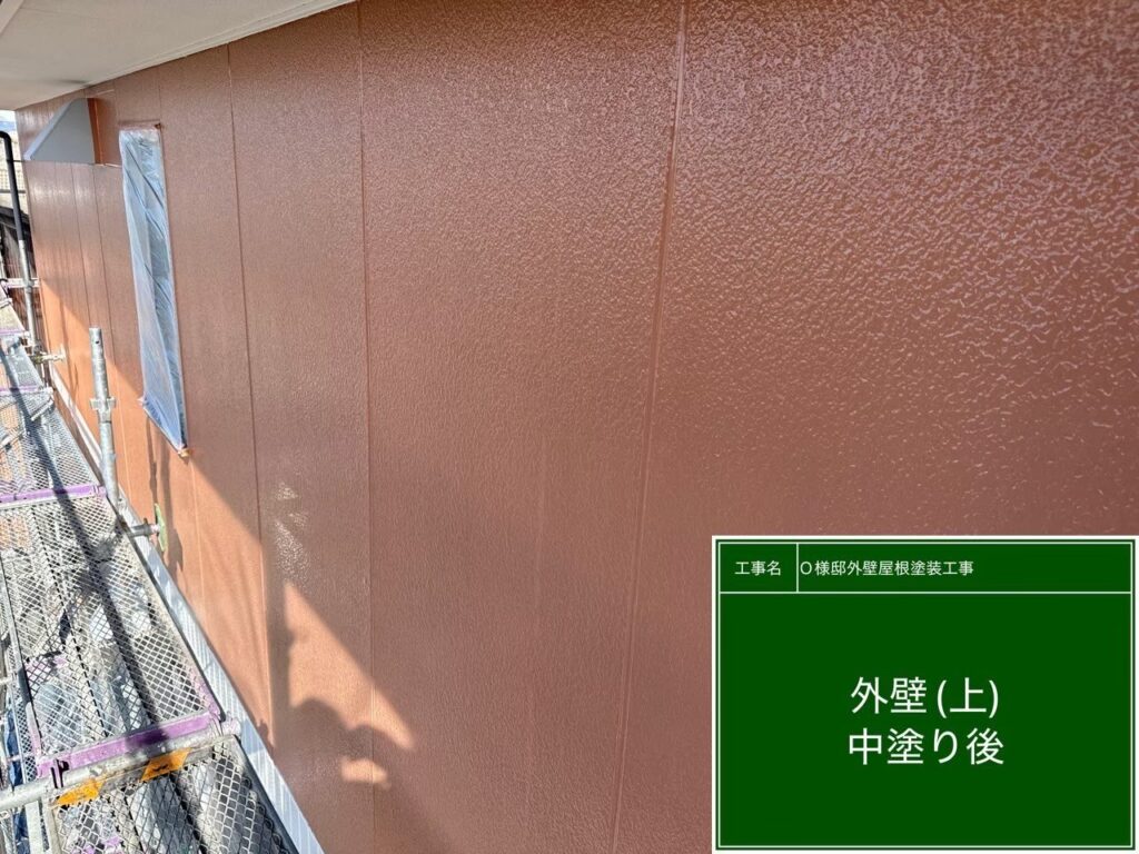 【外壁 中塗り施工後】<br />
外壁の中塗り工程が完了しました。この段階でも十分に美しい状態になりますが、ここからさらに仕上げの上塗りを重ねることで、耐久性と防水性に圧倒的な差が生まれます。<br />
