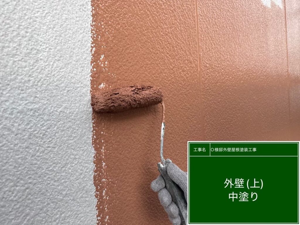 【外壁 中塗り施工中】<br />
mold baster2000を配合した高性能塗料で、中塗り（2回目の塗装）を進めていきます。職人の手で均一な厚み（塗膜）になるよう、ローラーを丁寧に転がしながら隙間なく塗り込んでいきます。<br />
