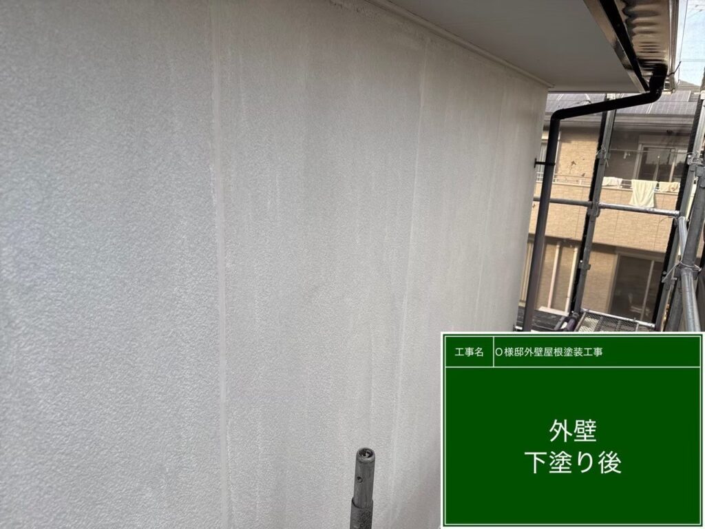 【外壁 下塗り施工後】<br />
外壁の下塗り工程が完了しました。外壁材の吸い込みが完全に止まり、表面が均一に整いました。この強固な下地層が完成したことで、次の中塗り塗料が持つ本来の耐久性と美しさを100%引き出すことができます。<br />
