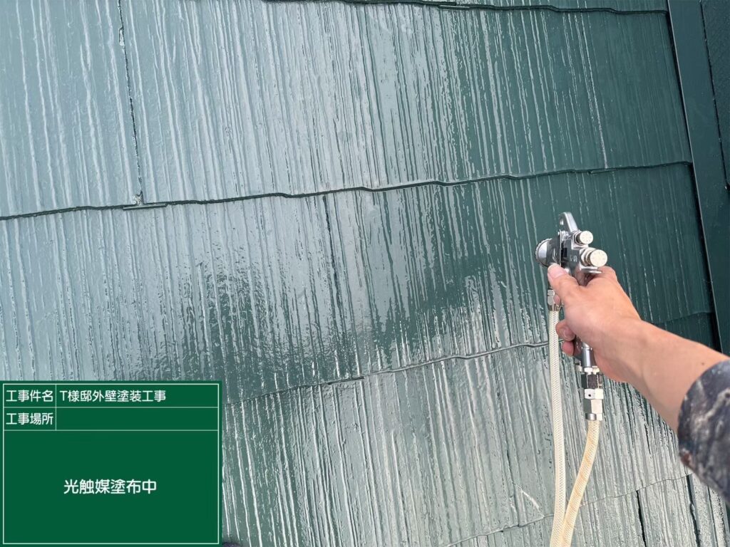 屋根に仕上げ材の光触媒プロテクトコーティング（クリスタルシーズンtg）を塗布します。