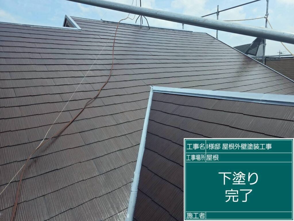 【屋根 スレート瓦下塗り（シーラー）塗布後】<br />
全体への下塗りが完了しました。スレート瓦の吸い込みが均一に止まり、表面に濡れ色のような美しい艶が出ました。これで仕上げ塗料本来の耐久性と発色を100%発揮できる状態が整いました。<br />
