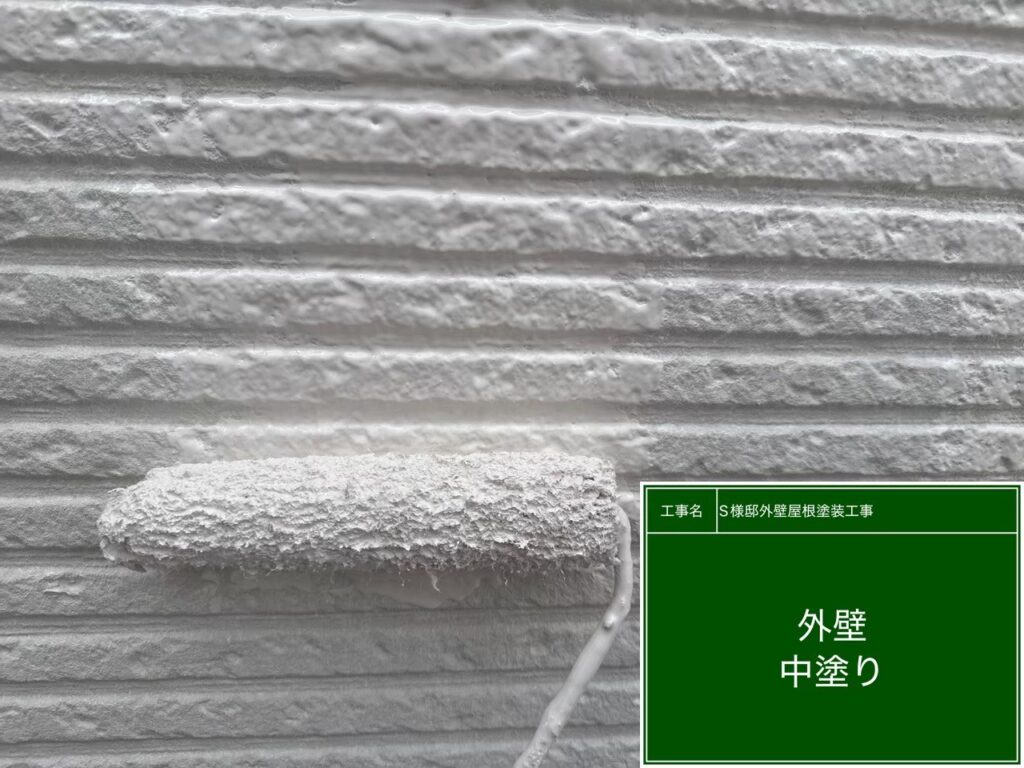 【外壁 中塗り~上塗り施工中】<br />
mold baster2000を配合した高性能塗料で、中塗り~上塗り（2、3回目の塗装）を進めていきます。職人の手で均一な厚み（塗膜）になるよう、ローラーを丁寧に転がしながら隙間なく塗り込んでいきます。<br />
