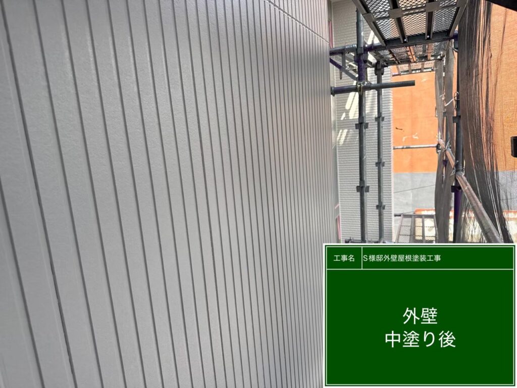【外壁 ガルバリウム鋼板中塗り施工後】<br />
外壁の中塗り工程が完了しました。この段階でもガルバリウム鋼板特有の美しい艶（ツヤ）が出てきますが、ここからさらに仕上げの上塗りを贅沢に重ねることで、直射日光を弾き返す遮熱効果と耐久性を限界まで引き上げます。<br />
<br />
