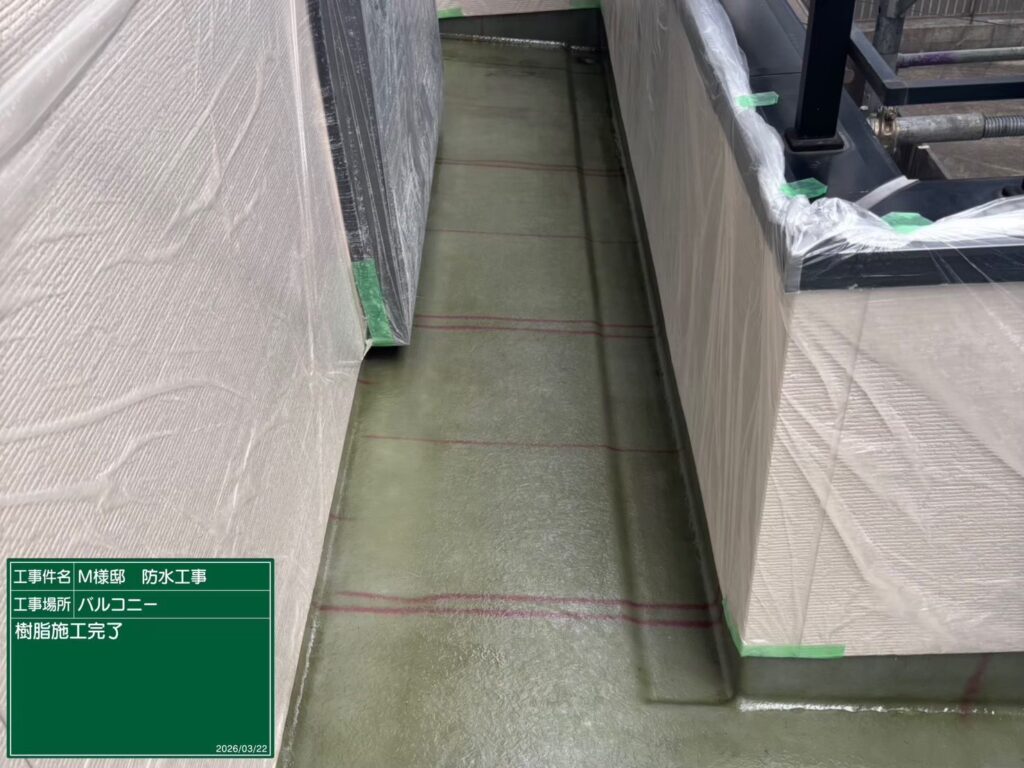 【FRP防水 樹脂積層・脱泡完了後】<br />
ガラスマットへの樹脂の含浸と脱泡作業がすべて完了し、がっちりと硬化した強靭なFRP防水層（1プライ目）が完成した状態です。ここから、さらに密着性を高めるための下地調整に入ります。