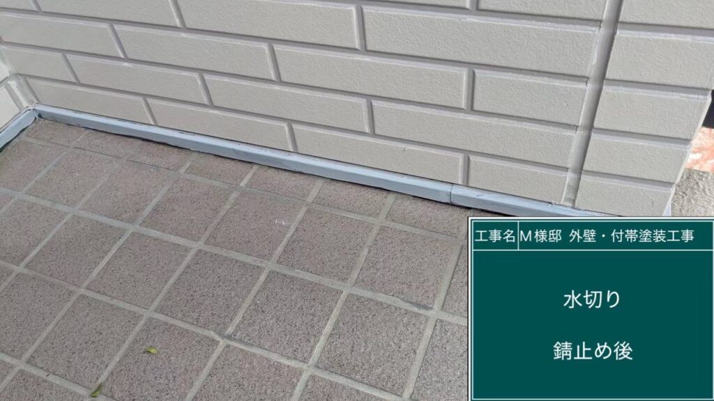 【シャッターボックス 錆止め塗布後】<br />
シャッターボックスの錆止め塗装が完了しました。お家を長持ちさせるための強固な防錆層が完成しました。しっかりと乾燥させてから、仕上がりの色（中塗り・上塗り）を重ねていきます。<br />
