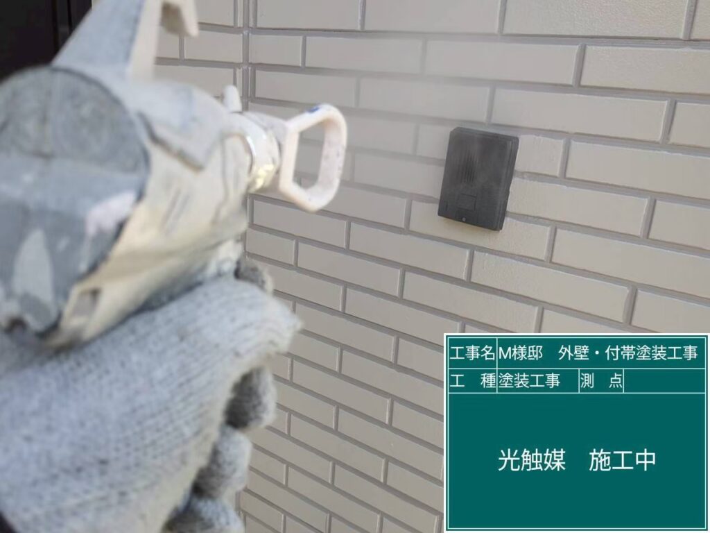 インターホンに仕上げ材の光触媒プロテクトコーティング（クリスタルシーズンtg）を塗布します。