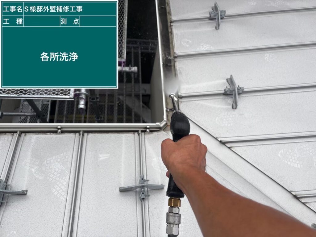 洗浄を始める前の状態です。長年蓄積されたコケや排気ガスなどの頑固な汚れが付着しており、このままでは塗料が密着しないため、これらを一掃していきます。