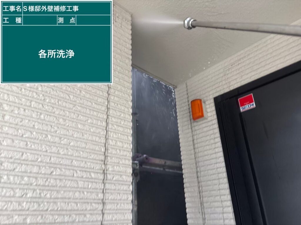 バイオ洗浄液を全体に行き渡らせた状態です。このまま少し時間を置くことで、こびりついたコケやカビの細胞を芯から分解させ、完全に死滅させます。