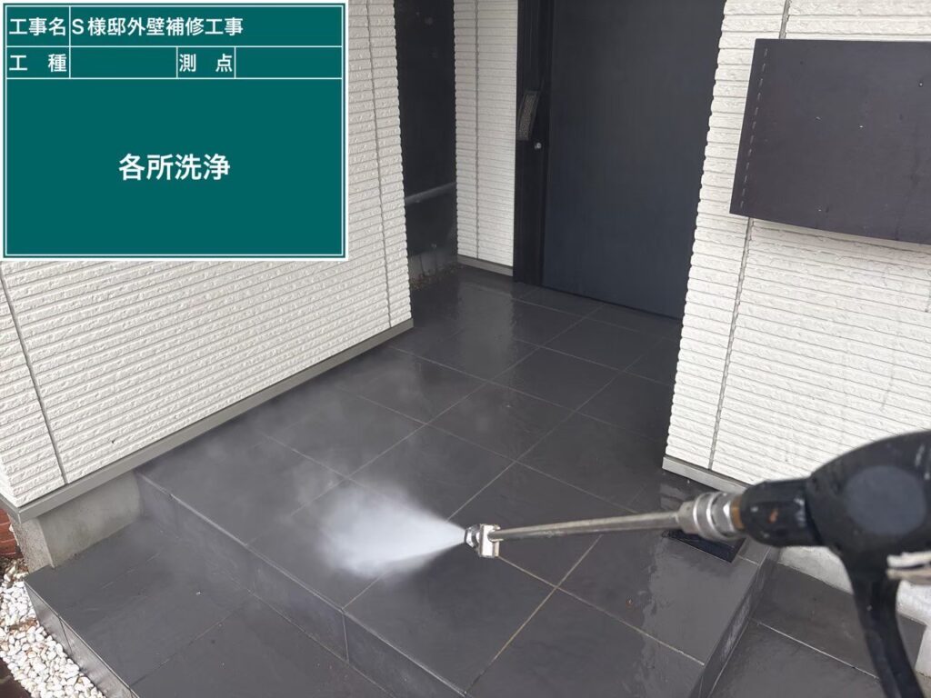 高圧洗浄の全工程が完了しました！頑固だったコケや汚れがきれいに落ち、お家本来の素地が顔を出しました。しっかりと乾燥させた後、次の塗装工程へと移ります。