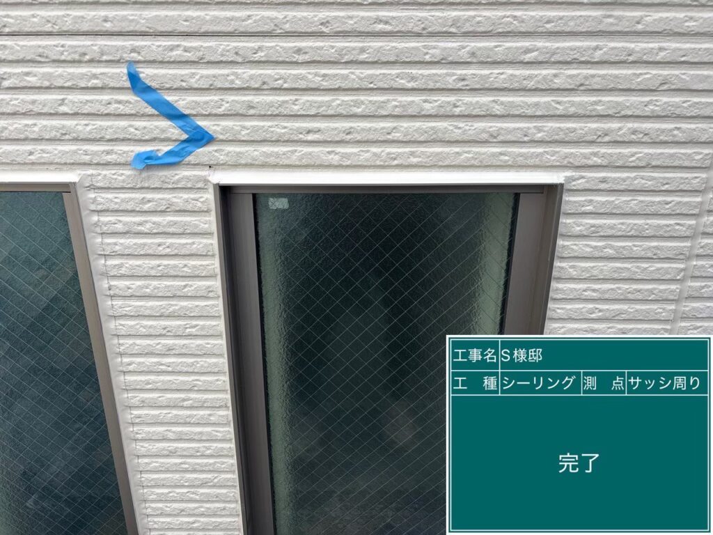 【窓サッシ周り シーリング施工完了】<br />
窓サッシ周りのシーリング打ち替えリフォームが完了しました！肉厚で柔軟性の高い新しい防水層が完成したことで、台風や激しい大雨でも雨漏りを一切寄せ付けない安心の開口部へと生まれ変わりました。<br />
<br />
