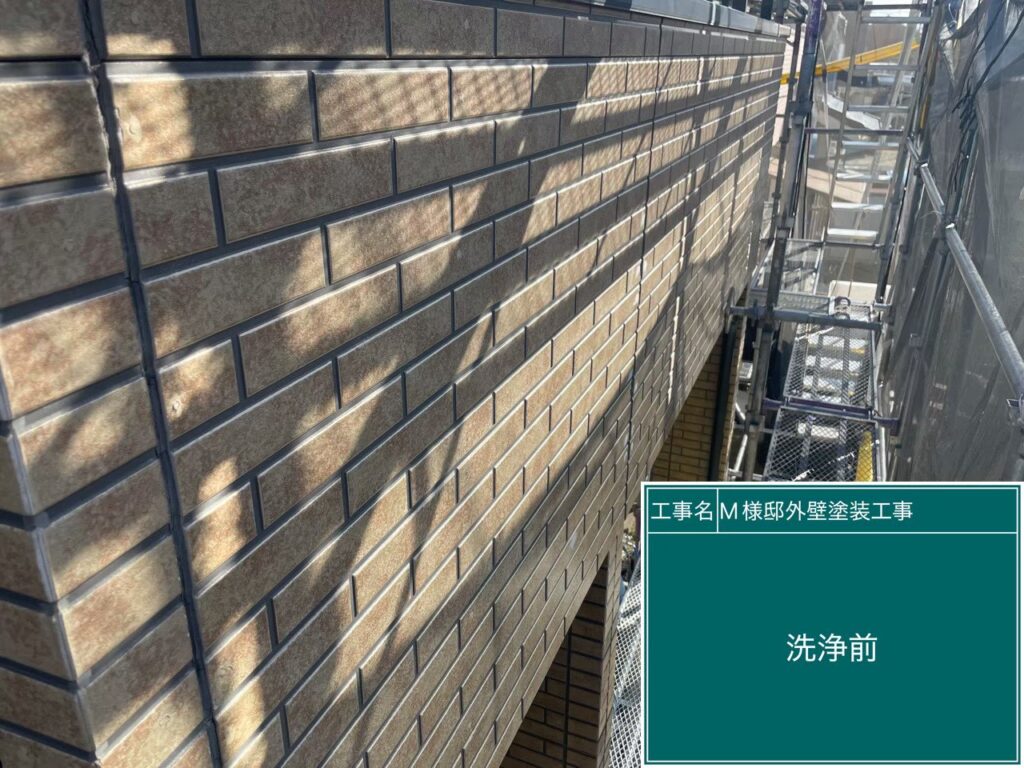 【高圧洗浄 施工前】<br />
洗浄を始める前の【外壁】の状態です。長年蓄積されたコケや排気ガスなどの頑固な汚れが付着しており、このままでは塗料が密着しないため、これらを一掃していきます。<br />
