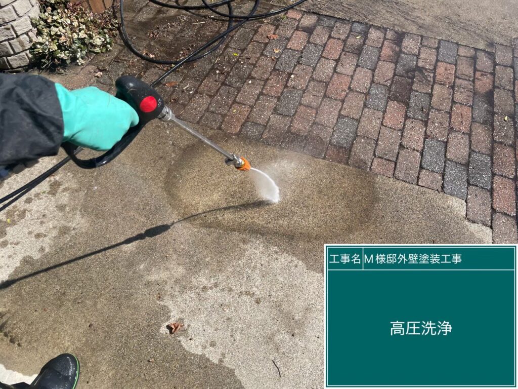 【高圧ジェット洗浄（清水すすぎ）】<br />
バイオ液によって浮き上がった汚れと薬剤を、強力な高圧ジェット（清水）で一気に洗い流していきます。この「すすぎ洗い」を徹底することが、最高の塗り替えリフォームの土台となります。<br />
