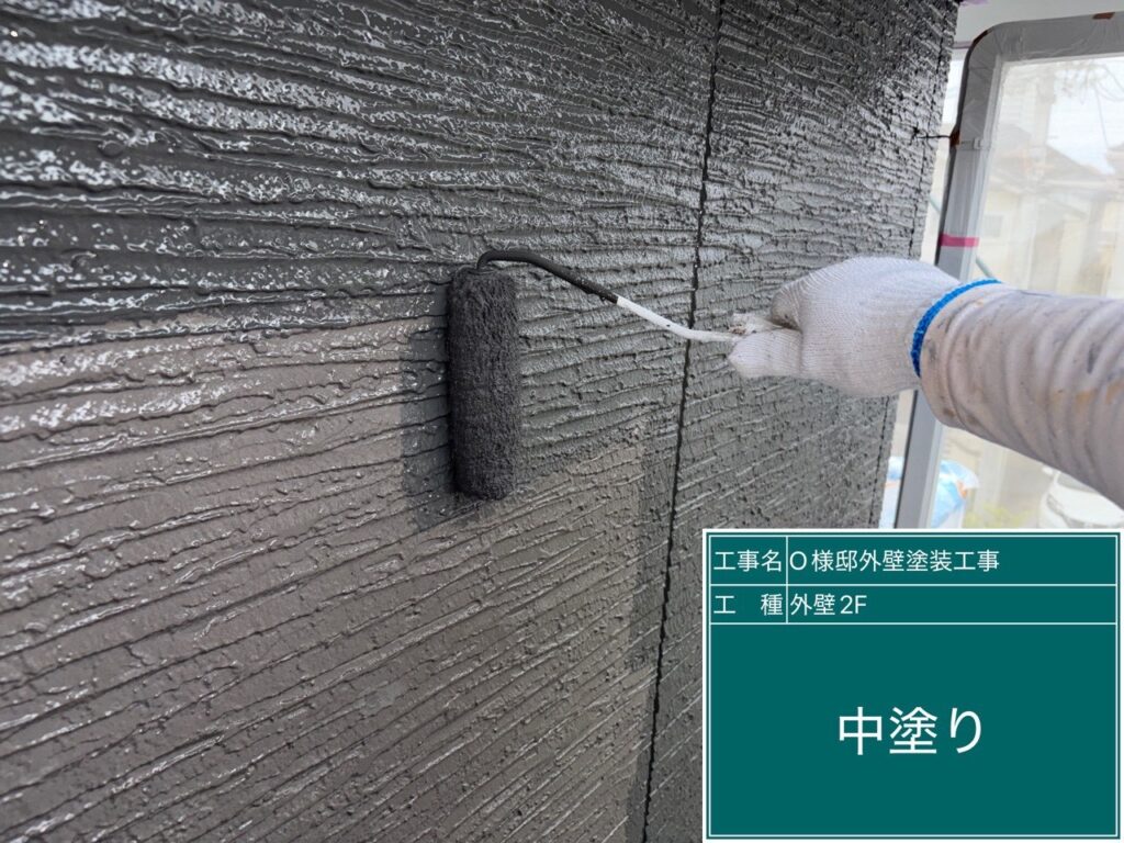 中塗りを行います。
