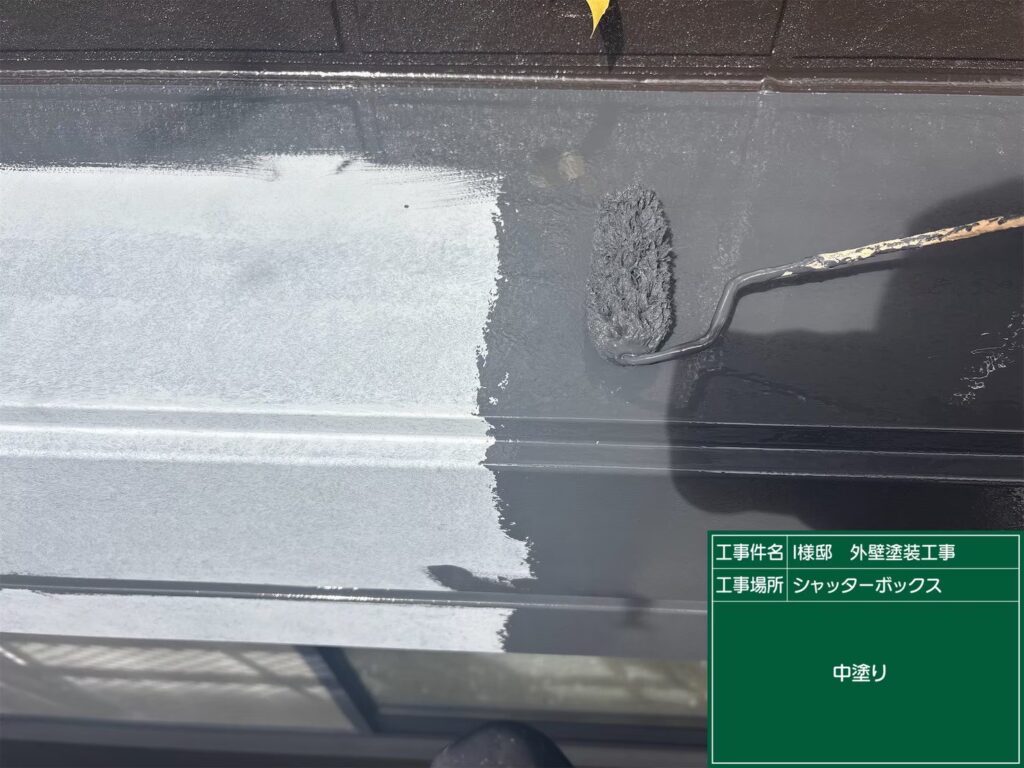 中塗りを行います。