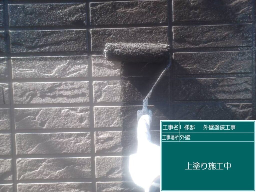 【外壁 上塗り施工中】<br />
外壁塗装の最終仕上げとなる上塗り（3回目の塗装）を行っています。こちらの中塗り同様、mold baster2000を贅沢に配合した高級塗料をもう一度重ねる「計3回塗り」を徹底することで、紫外線や雨風に何年も負けない最高強度の肉厚な塗膜を作り上げていきます。
