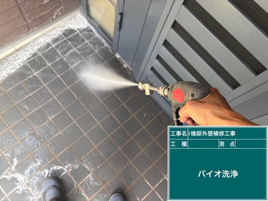 タイル一枚一枚の間も丁寧に汚れを落とします！