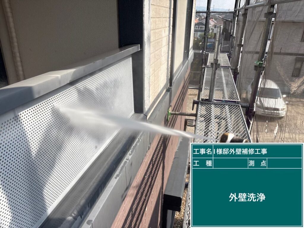 【高圧ジェット洗浄（清水）】<br />
バイオ液によって浮き上がった汚れと薬剤を、強力な高圧ジェット（清水）で一気に洗い流していきます。この「高圧洗浄」を徹底することが、最高の塗り替えリフォームの土台となります。<br />
