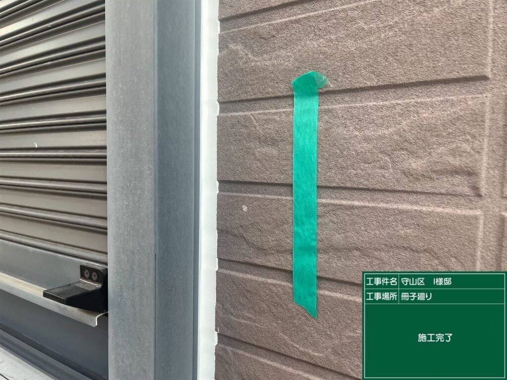 【窓サッシ周り シーリング施工完了】<br />
窓サッシ周りのシーリング打ち替えリフォームが完了しました！肉厚で柔軟性の高い新しい防水層が完成したことで、台風や激しい大雨でも雨漏りを一切寄せ付けない安心の開口部へと生まれ変わりました。<br />
