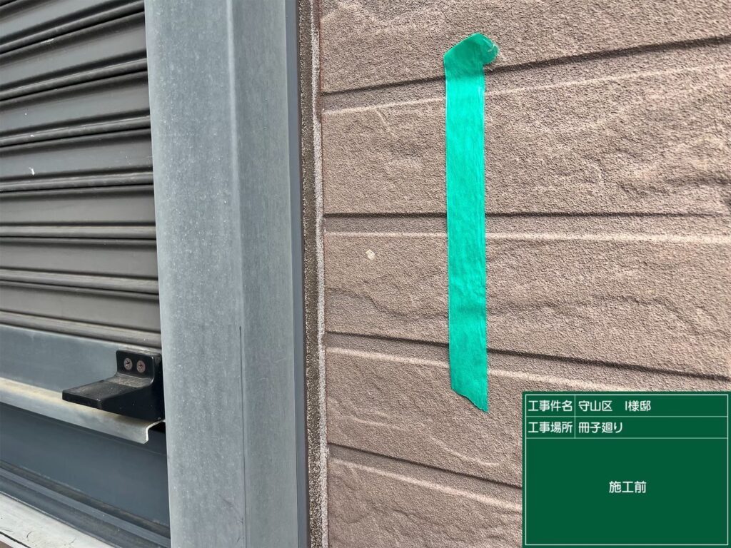 【窓サッシ周り シーリング施工前】<br />
窓サッシ周りのコーキング施工前です。サッシなどの開口部は、外壁のなかでも特に雨漏りリスクが高い雨水の侵入口になりやすい弱点です。外壁塗装の前に、肉厚なシーリングで徹底的に隙間を保護していきます。<br />
