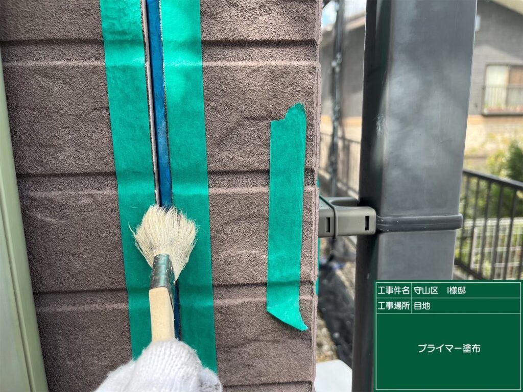 【シーリング プライマー塗布】<br />
新しく充填するシーリング材が、長期間にわたってサイディングやサッシと強力に密着し続けるよう、専用の下塗り接着剤（プライマー）を細部まで入念に塗り込んでいきます。