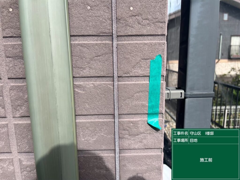 【外壁】シーリング施工前】<br />
【外壁】のコーキング施工前の状態です。サッシ周りや開口部は特に雨漏りリスクが高い弱点です。外壁塗装の耐久性を最大限に活かすため、肉厚なシーリングで隙間なく徹底的に隙間を保護していきます。<br />
