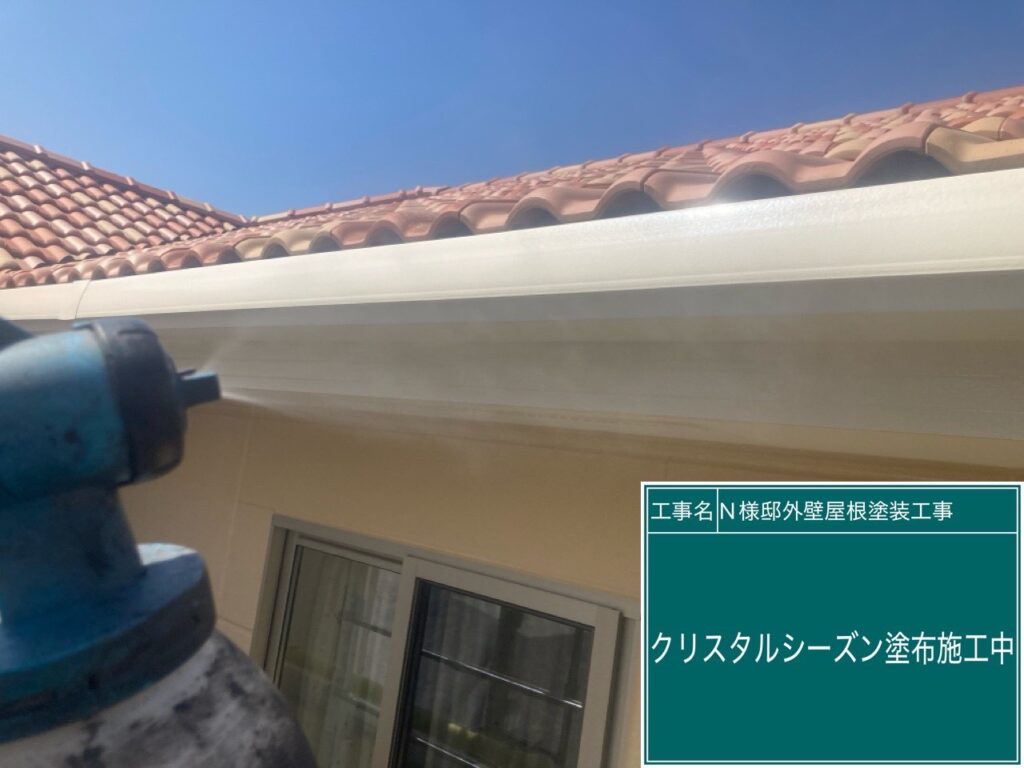 付帯部に仕上げ材の光触媒プロテクトコーティング（クリスタルシーズンtg）を塗布します。
